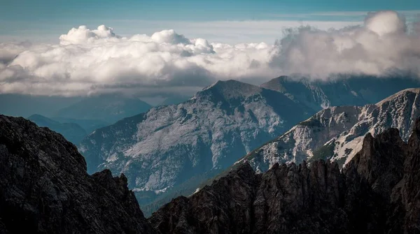 Het Prachtige Uitzicht Rotsachtige Bergketen Witte Wolken Blauwe Lucht — Stockfoto