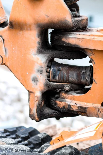 Paslı Eski Bir Çelik Eklem Makinesinin Dikey Çekimi Nşaat Makinesinin — Stok fotoğraf