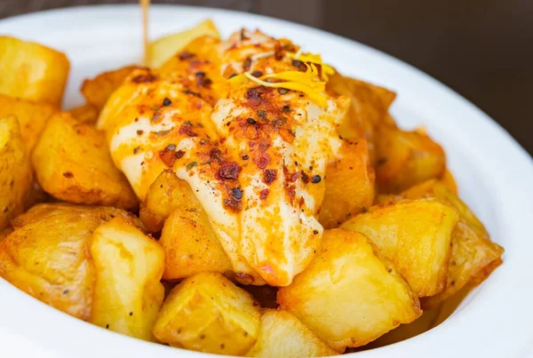 Papas Bravas Tradicionales Con Salsa Aioli Comida Española Enfoque Selectivo —  Fotos de Stock