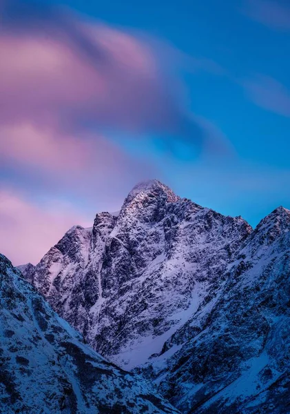 Vertikální Záběr Sněhové Čepice Rock Růžové Obloze Západ Slunce Pozadí — Stock fotografie