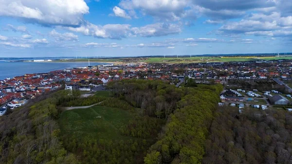 Vacker Drönare Utsikt Över Ett Grönt Fält Bostäder Och Logstor — Stockfoto