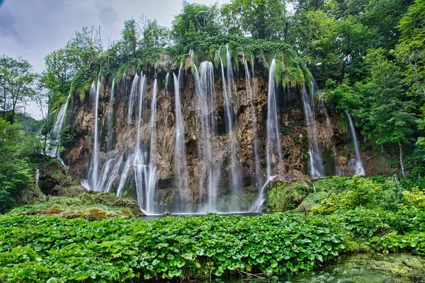 クロアチアのプリトヴィツェ湖国立公園の滝の息をのむような景色 — ストック写真