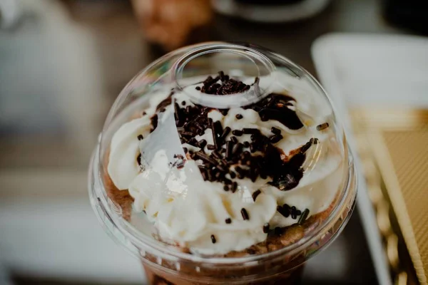 Close Delicioso Café Com Chantilly Polvilhas Chocolate — Fotografia de Stock