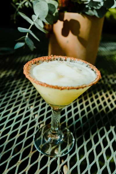 Masada Soğuk Lezzetli Bir Martininin Dikey Yakın Çekimi — Stok fotoğraf