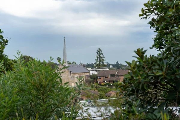 Scenic View Green Plants Old Chapel Houses Gloomy Day — Stock Photo, Image