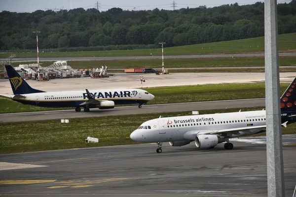 Aviões Taxando Pousando Aeroporto Internacional Hamburgo — Fotografia de Stock