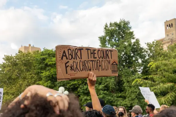 最高裁判所がロード対ウェイド事件を覆した後 段ボールの標識を保持する抗議者の群衆 — ストック写真