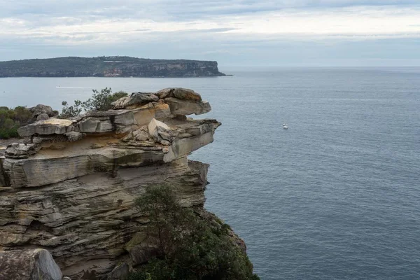 Mavi Denize Karşı Yeşillikle Kaplı Kayalık Bir Uçurumun Manzarası — Stok fotoğraf