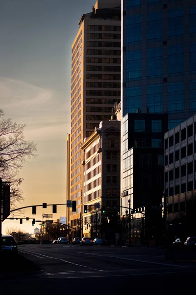 Tiro Vertical Edifício Pôr Sol — Fotografia de Stock