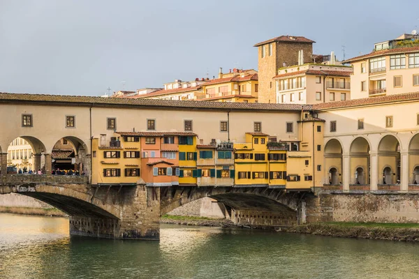 Plano Edificios Residenciales Con Puente Sobre Río Día Soleado Florencia —  Fotos de Stock