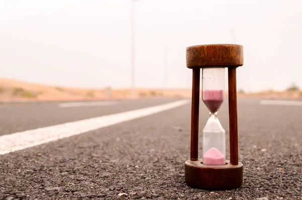Alarme Time Concept Hourglass Sur Rue Asphalt — Photo