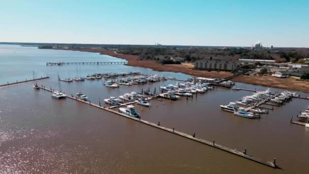 Uma Vista Aérea Iates Barcos Estacionados Porto Georgetown Carolina Sul — Vídeo de Stock
