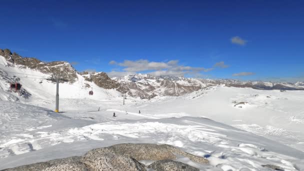 Время Лыжников Канатных Дорог Снежных Итальянских Альпах — стоковое видео