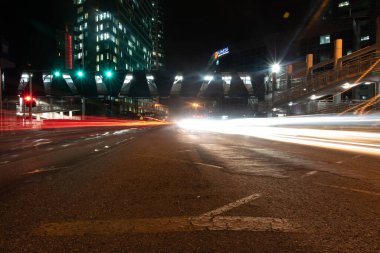 Gece şehirde yolda hafif bir patika var.