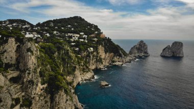 İtalya 'da kayalık bir sahilde bir şehir manzarası