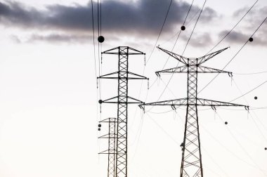 Yüksek voltajlı elektrik iletim kulesi enerji pilonu