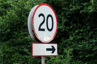 Saatte 20 mil hız sınırı işareti.