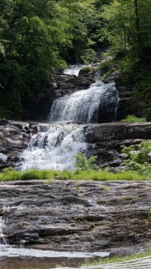 Güzel şelalenin dikey görüntüsü. Kent Falls Eyalet Parkı, Connecticut, ABD.