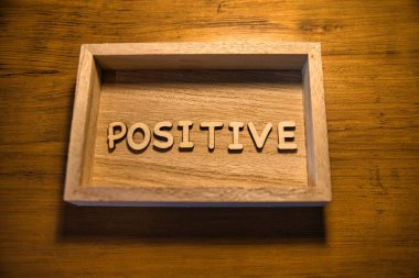 Pozitif bir mesajla bir nokta çiz. Reklamlar ve günlük gönderileri için basit grafik.