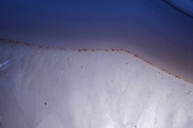 Yaz boyunca uzun bir kıyı şeridi ve sakin bir deniz manzarası