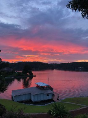 Gölün üzerinde güzel bir gün batımı
