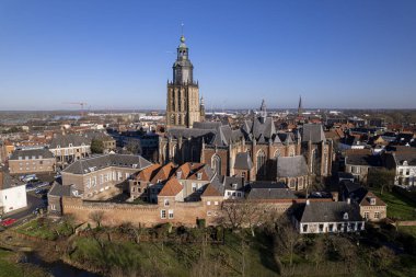 Ortaçağ şehir duvarı, otantik tarihi çatılar ve Hanseatic Kulesi 'ndeki yükselen Walburgis kilisesi Zutphen..