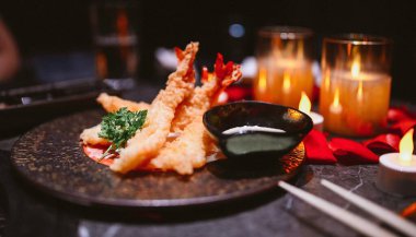 Asya restoranındaki karideslerin yakın çekimi..