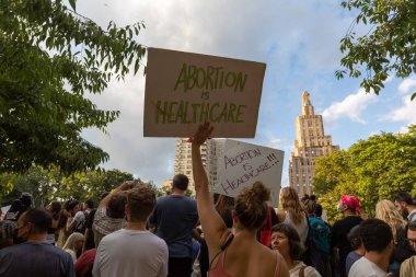 Bir grup protestocu, Anayasa Mahkemesi 'nin Roe-Wade davasını geri çekmesi üzerine ellerinde karton levhalar tutuyorlar.