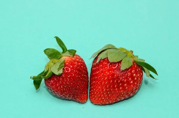 Verse Rijpe Aardbeien Fruit Een Gekleurde Achtergrond — Stockfoto