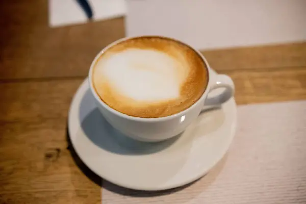 Nahaufnahme Einer Tasse Cappuccino Auf Einem Holztisch — Stockfoto