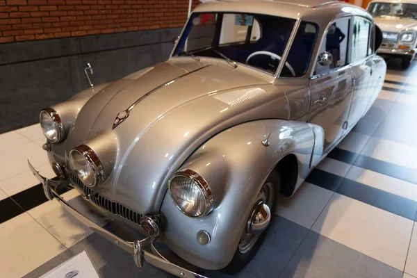 Müzede ortaya çıkan klasik gümüş renkli araba. Tatra 87