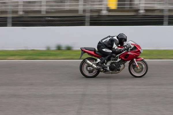 经典的快速运动摩托车在跑道上 铃木Sv — 图库照片