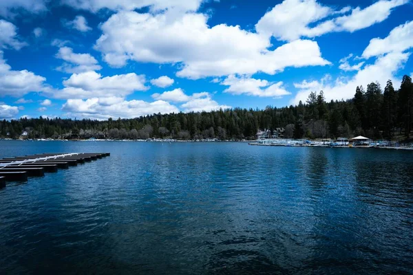 Ein Friedlicher Blick Auf Einen Malerischen Blauen See Mit Grünem — Stockfoto