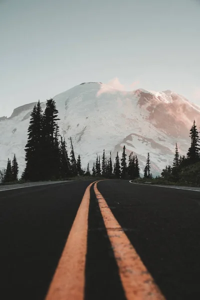 Close Asfalto Estrada Linha Amarela Com Fundo Montanha Nevado Sunrise — Fotografia de Stock