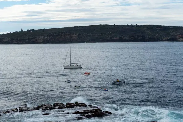 Colpo Alto Angolo Barche Che Navigano Mare Blu Contro Paesaggio — Foto Stock