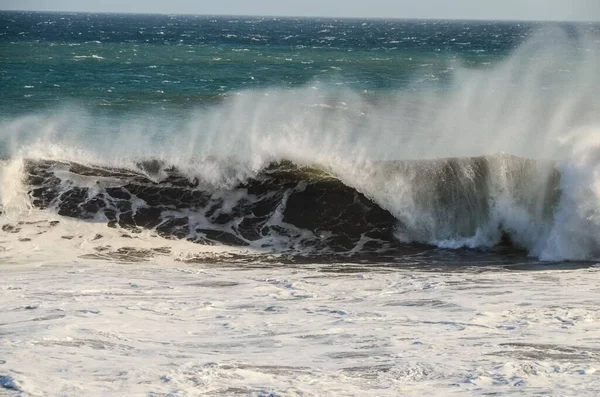 Big Blue Wave Quebra Oceano Atlântico — Fotografia de Stock