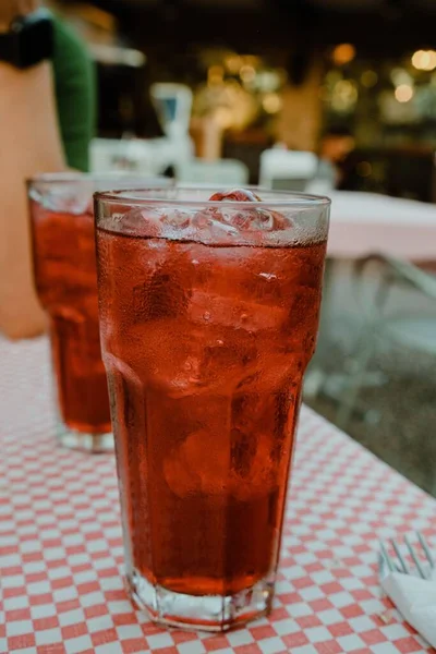 Tiro Vertical Copo Bebida Gelada Vermelha — Fotografia de Stock