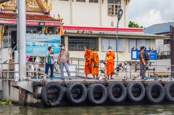 Some Thai People Waiting Ferry Pier Chao Phraya River Bangkok — Stock Photo, Image