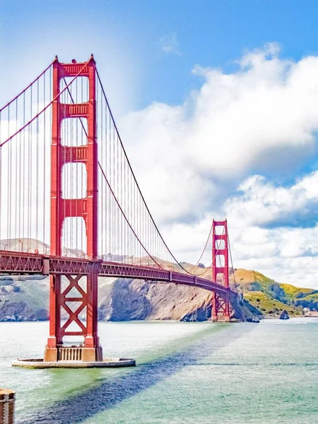 Güneşli Mavi Gökyüzünün Altında Golden Gate Köprüsü Nün Dikey Görüntüsü — Stok fotoğraf
