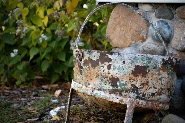 Velho Balde Enferrujado Uma Fazenda — Fotografia de Stock