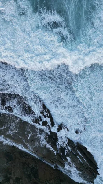 Vertical Top View Sea Waves Crashing Rocky Shore — Stockfoto