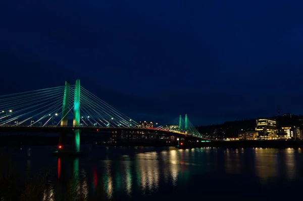 Niski Kąt Widzenia Pięknego Mostu Nad Wodą Nocy — Zdjęcie stockowe