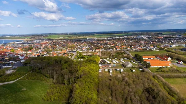 Vacker Drönare Utsikt Över Ett Grönt Fält Bostäder Och Logstor — Stockfoto