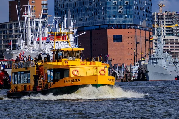 Прекрасная Гамбургская Эльбфилармония Ягодицы Над Рекой Эльба Переднем Плане Корабль — стоковое фото