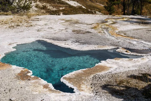 Yellowstone Ulusal Parkı Nda Akan Bir Gayzerin Yüksek Açılı Görüntüsü — Stok fotoğraf