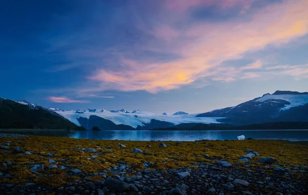 Der Schöne Sonnenuntergang Wolken Über Schneebedeckten Felsigen Bergen Der Nähe — Stockfoto