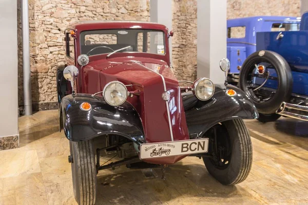 Auto Sovietica Storica Parcheggiata Nel Museo Bicolore Rosso Nero Tatra — Foto Stock
