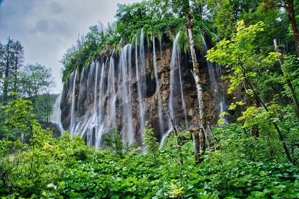 クロアチアのプリトヴィツェ湖国立公園の滝の息をのむような景色 — ストック写真