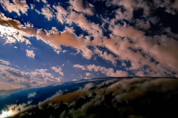 Ein Schöner Bewölkter Blauer Himmel Der Morgendämmerung Spiegelt Sich Wasser — Stockfoto