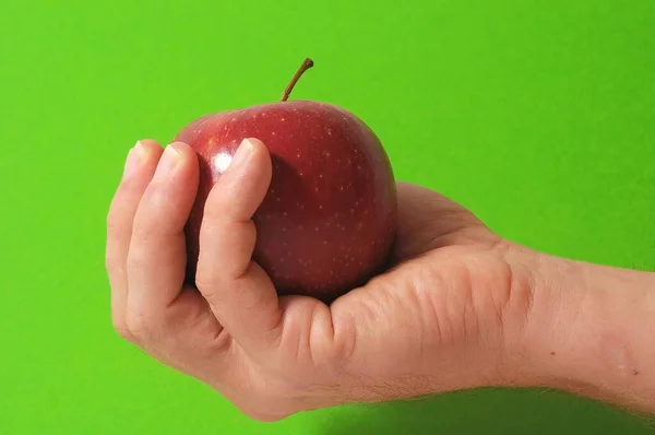 Une Pomme Sur Main Sur Fond Coloré — Photo